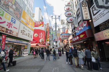 İnsanlar Japonya 'nın Osaka kentindeki Dotonbori caddesini ziyaret ediyorlar.