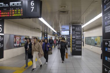 Kalabalık Kyoto Stat içindeki tren peronuna doğru yürüyor