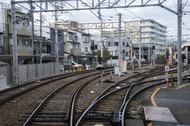 Kyoto 'daki Randen Kitano Hattı boyunca tren yolu.