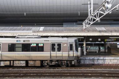 Japonya 'daki Kyoto istasyonunda yolcu bekleyen tren..
