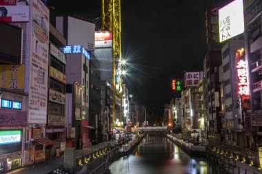 Şafak vakti Osaka 'daki sessiz Dotonbori bölgesi