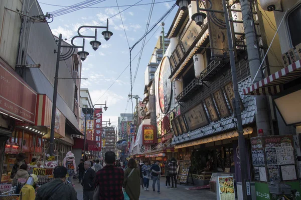 Orang-orang mengunjungi lingkungan Shinsekai di daerah Minami di Osaka, Jepang — Stok Foto