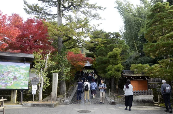 Turysta wprowadzić główne wejście do świątyni Ginkakuji w Kioto. — Zdjęcie stockowe