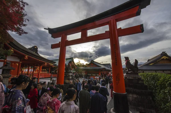 Wizyta turystyczna w Fushimi Inari Shrine w Kioto Japonia — Zdjęcie stockowe