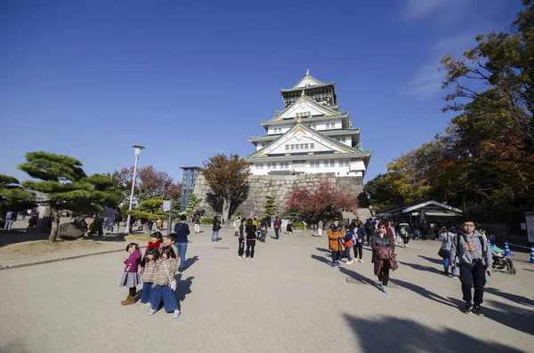 Turista y gente visita el castillo de Osaka en Osaka, Japón —  Fotos de Stock