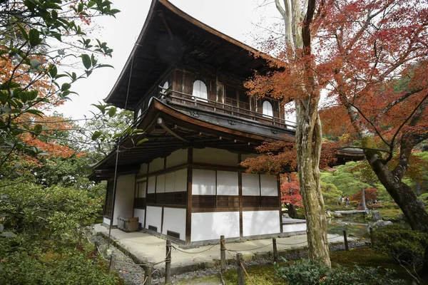 Όμορφα χρώματα πτώση σε Ginkaku-ji Silver Pavilion κατά τη διάρκεια της α — Φωτογραφία Αρχείου