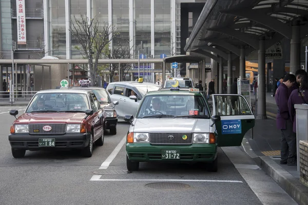 Taxi väntar på passagerare vid tågstationen Kyoto Jr — Stockfoto