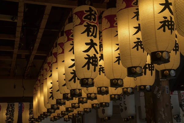 Lanterna ou lâmpada equipamento de iluminação tradicional no Templo Hozenji — Fotografia de Stock