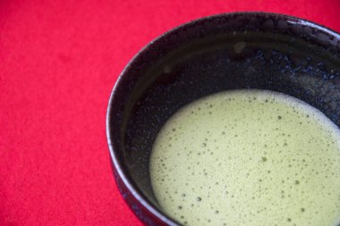 Japon yeşil çayı seramik kupada 