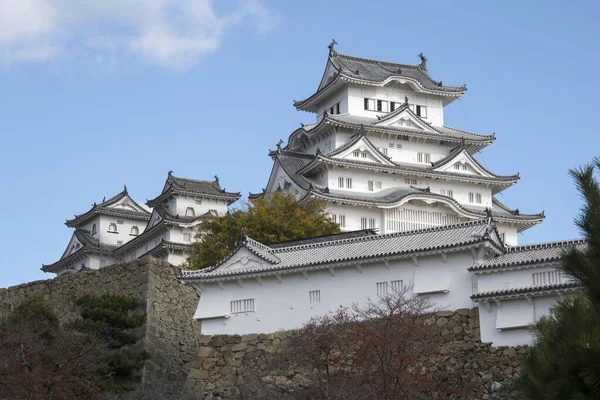 Красивый белый замок Химэдзи осенью в префекте Хёго — стоковое фото
