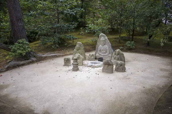 รูปปั้นในสวนวัดทองคินากุจิ เกียวโต — ภาพถ่ายสต็อก