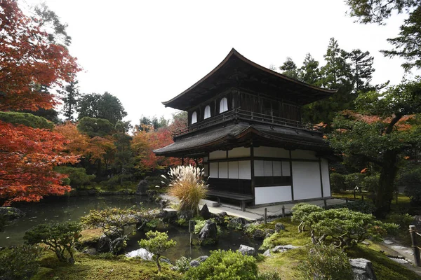 Krásné podzimní barvy v Ginkaku-ji Silver Pavilion během — Stock fotografie