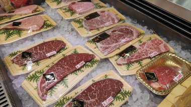 Satılık Wagyu ve Kobe bifteği de dahil olmak üzere farklı türde sığır eti.