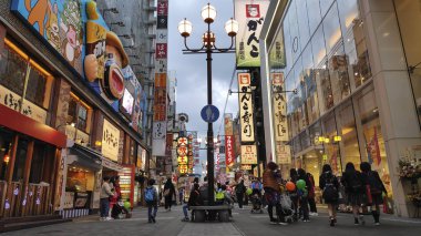Dotonbori eğlence bölgesinde yürüyen insanlar, Osaka