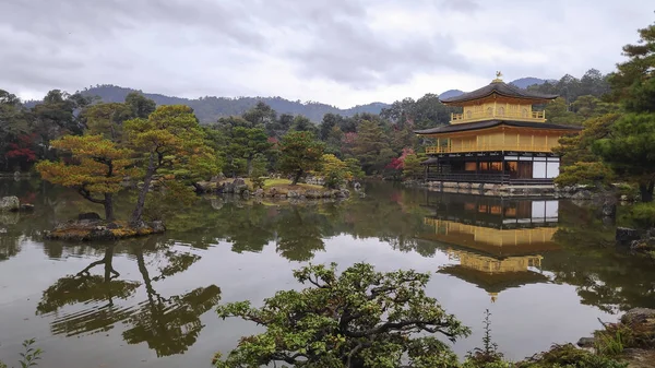 Pavillon d'or japonais en automne. Temple Kinkakuji — Photo