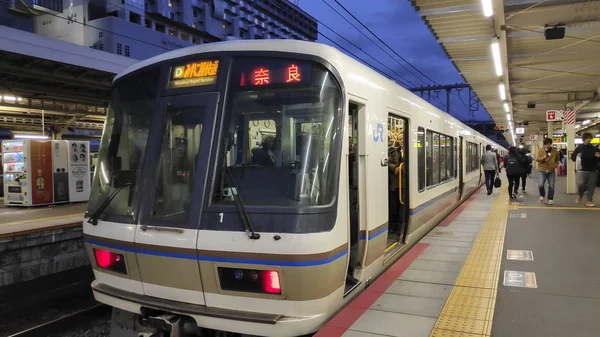 Tåg på väg till Nara stopp vid järnvägsstationen i Kyoto, Japan — Stockfoto