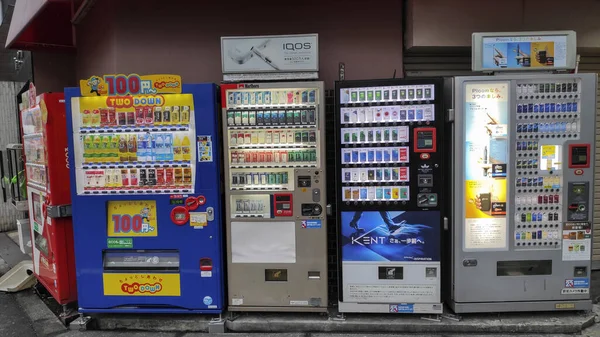 Máquinas automáticas não tripuladas que vendem refrigerantes e tabaco — Fotografia de Stock