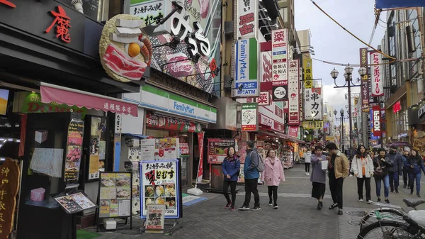 Ludzie odwiedzają ulicę Dotonbori w Osace, Japonia — Zdjęcie stockowe