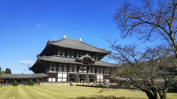 Ludzie odwiedzają świątynię Todaiji w Nara, Japonia — Zdjęcie stockowe