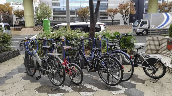 Muitas bicicletas estacionadas no caminho na rua Namba, Osaka — Fotografia de Stock