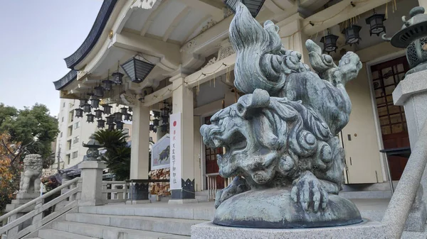 Pomnik Stróża Kamiennych Lwów w Namba Yasaka Sanktuarium w Osace, Japończyk — Zdjęcie stockowe