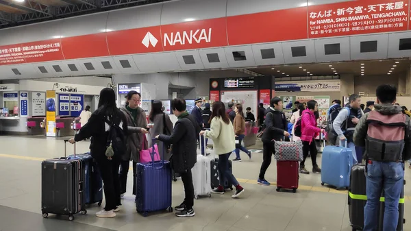 Osaka Japonya 'daki Kansai Havaalanı İstasyonu' nda bavullu bir yolcu. — Stok fotoğraf