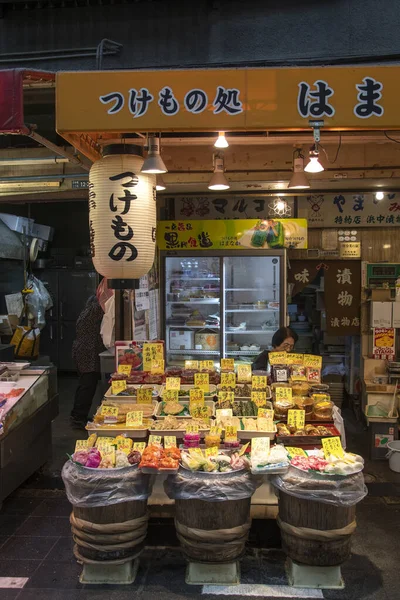 Tienda tradicional de encurtidos en el mercado de Kuromon —  Fotos de Stock