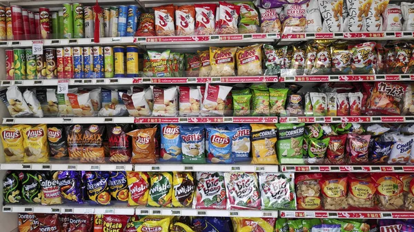 Vari snack venduti sul rack a Singapore . — Foto Stock