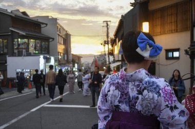 Geleneksel Japon kimonosu giyen Japon kadınlar Kyoto 'ya benziyor.