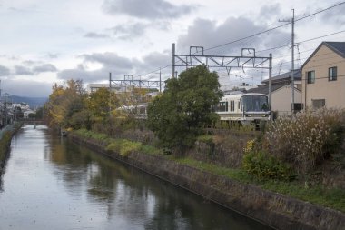 Japon treni Kyoto nehri boyunca seyahat eder.