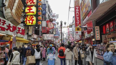 Dotonbori eğlence bölgesinde yürüyen insanlar, Osaka