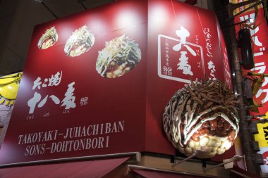 Dontonbori 'de büyük tabelası olan Takoyaki dükkanı..