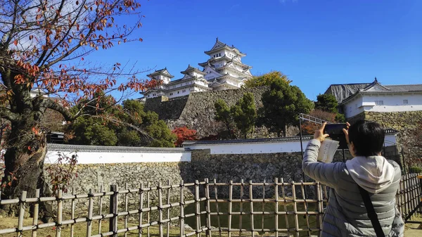 Turista per scattare foto il castello Himeji per condividere alla rete sociale — Foto Stock