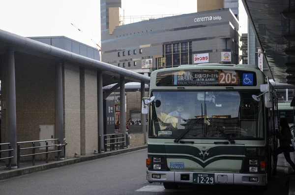 Een bushalte bij het station in Kyoto, Japan — Stockfoto