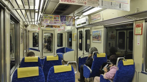 Cestující jezdí místním metrem do cíle v Kjótu — Stock fotografie