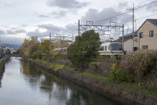 Japanische Zugfahrt entlang des Flusses in Kyoto — Stockfoto