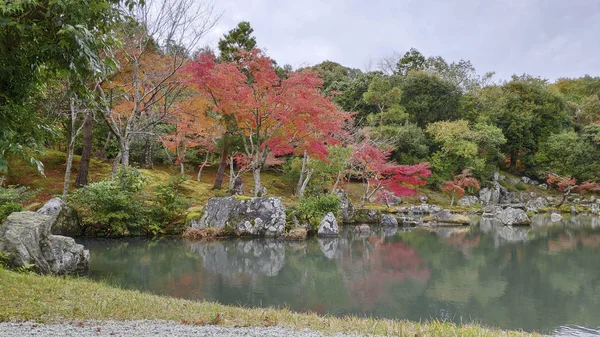 Belo jardim zen no templo Tenryuji em Arashiyama, Kyoto — Fotografia de Stock