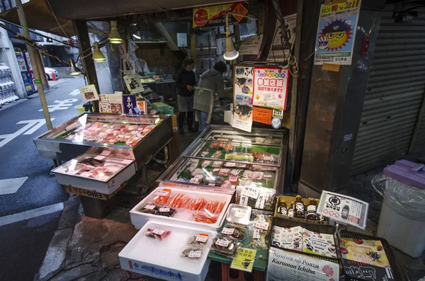 Lokale winkel in Kuromon verse markt — Stockfoto