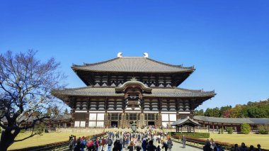 İnsanlar Japonya, Nara 'daki Todaiji Tapınağını ziyaret ediyor.