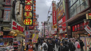 Dotonbori eğlence bölgesinde yürüyen insanlar, Osaka