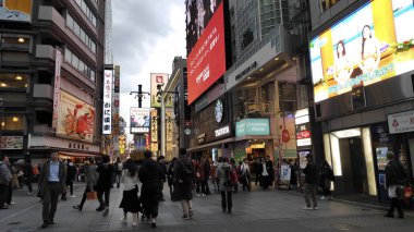 Dotonbori eğlence bölgesinde yürüyen insanlar, Osaka