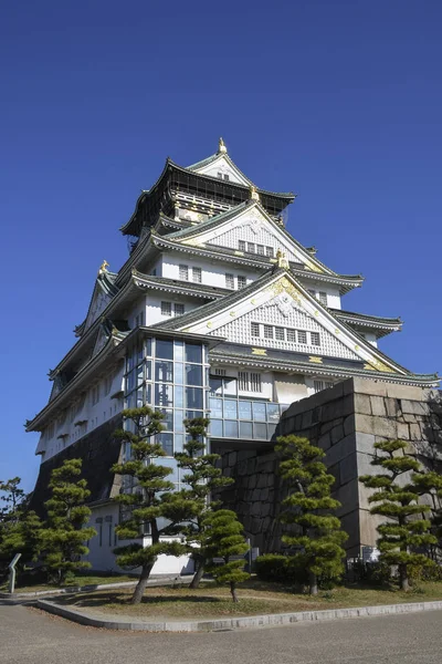 Turysta i ludzie odwiedzają zamek Osaka w Osace, Japonia — Zdjęcie stockowe