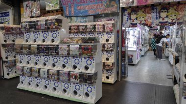 Nishiki, Kyoto 'daki oyuncakçının önünde bir sürü Gashapon var.