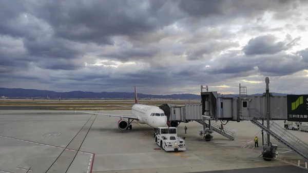 Самолет причаливает в аэропорту Кансай (KIX ) — стоковое фото