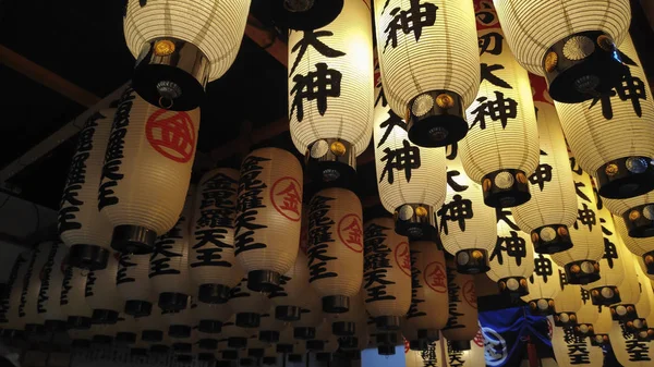 Lanterna ou lâmpada equipamento de iluminação tradicional no Templo Hozenji — Fotografia de Stock