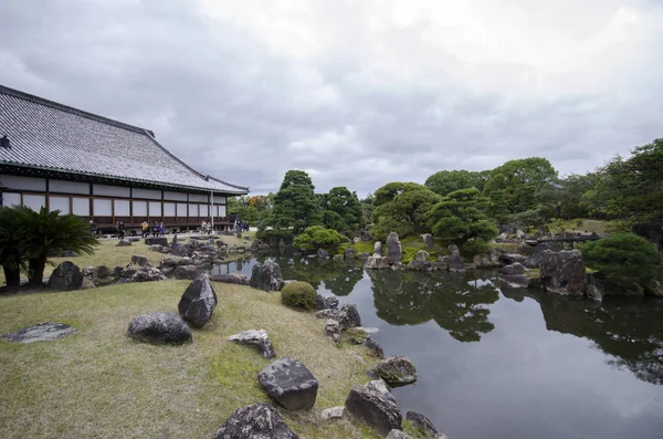 Kyoto 'daki Nijo Kalesi' nin içindeki güzel Japon bahçesi.