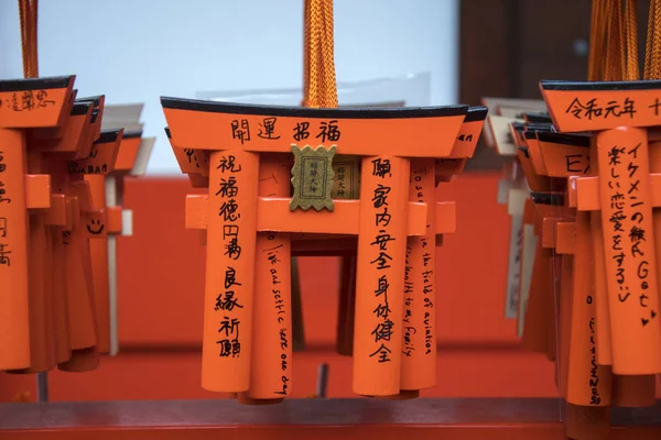 Fushimi Inari Taisha tapınağında dilekleri olan güzel bir kadın. — Stok fotoğraf