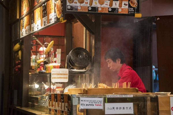 Vendedor ambulante preparando comida en la calle al templo Kiyomizu en —  Fotos de Stock