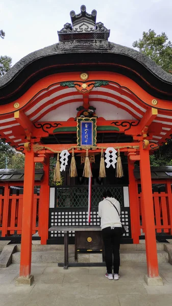 Lidé modlí v Fushimi Inari svatyně v Kjótu, Japonsko — Stock fotografie