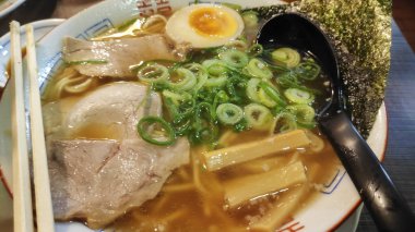 Domuz eti, yumurta ve yosunlu makarna kasesi.